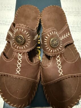 White Mountain Brown Leather Closed-Toe Sandals with Stitch Detailing